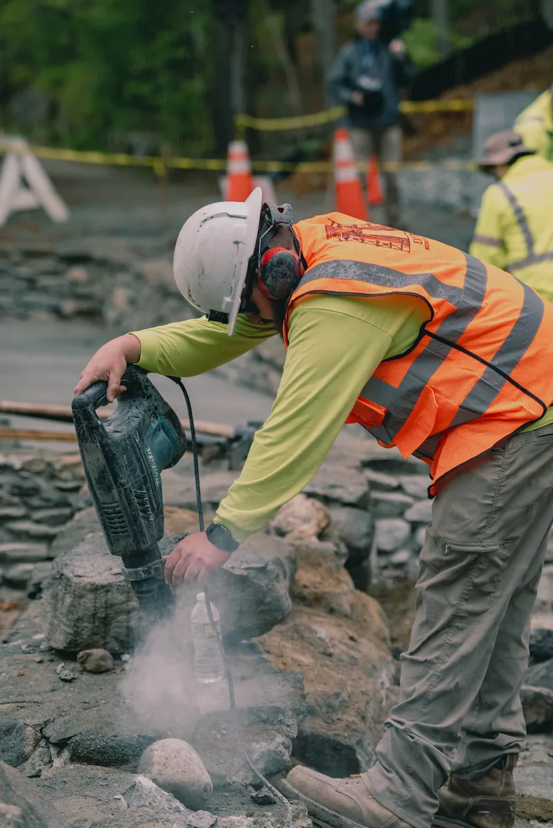 Removing failed mortar from the stone