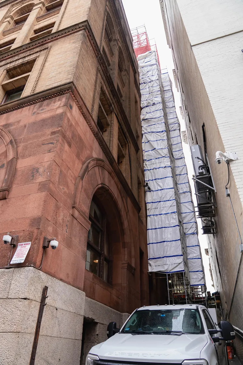 Enclosed scaffold on the side elevation